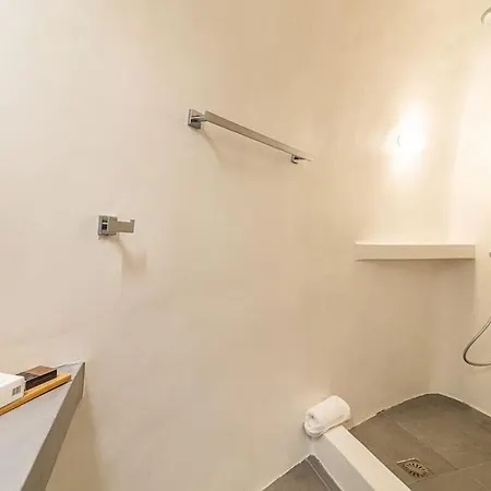 Veneston Suites, Kapari